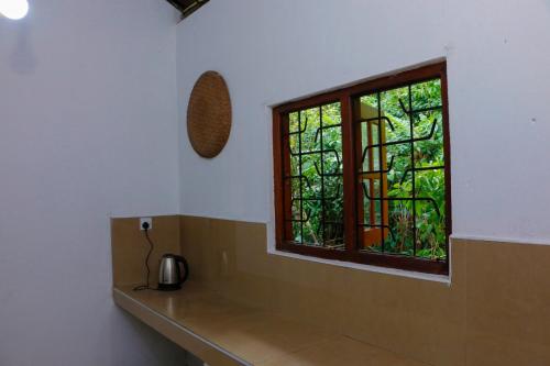 een raam in een kamer met een toonbank en een toonbank sidx sidx sidx bij Nadi Villa Midigama in Midigama East
