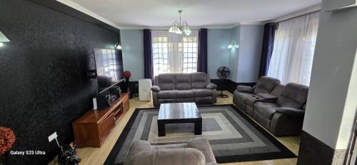 Posezení v ubytování Aryana Furnished Apartment