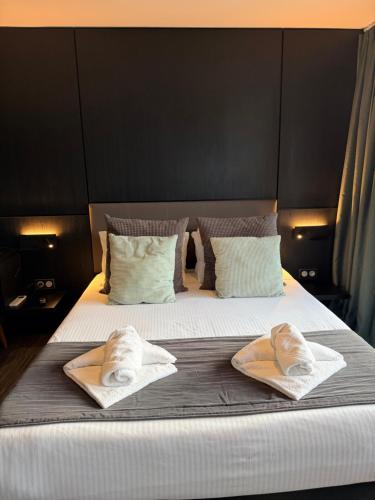 Una cama o camas en una habitación de Les Suites du Lac