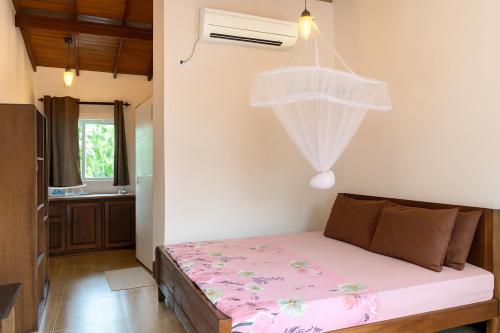 Postel nebo postele na pokoji v ubytování Transit Studio Katunayake