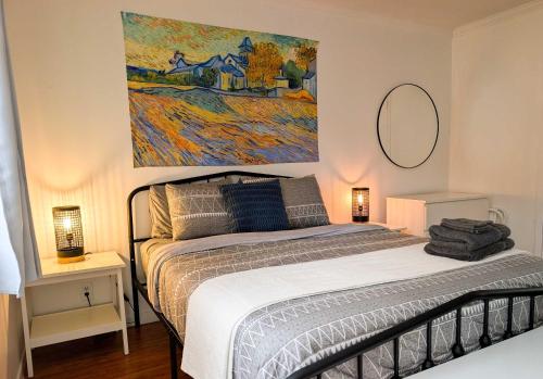 Postel nebo postele na pokoji v ubytování Chalet #11 Waterfront with Spa, Wifi & AC