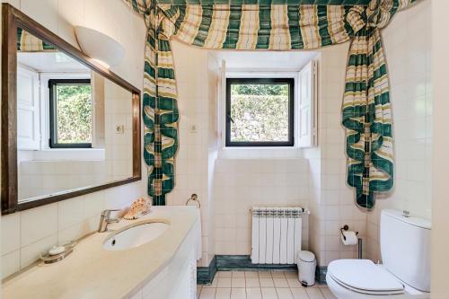 un bagno con lavandino e WC di Quinta da Paciencia a Sintra