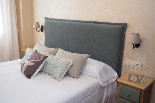 Ένα ή περισσότερα κρεβάτια σε δωμάτιο στο Casa Senda by Cardi Suites