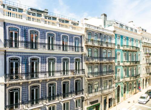 里斯本的住宿－希亞多阿爾梅利亞珍藏公寓，城市的一排建筑物