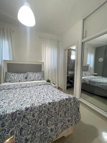 una camera da letto con un letto grande e uno specchio di Cielo de hierro Apartamento especial con jacuzzi-special apartment with jacuzzi a La Romana