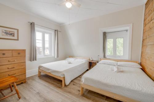 En eller flere senge i et værelse på Auberge du vieux pont