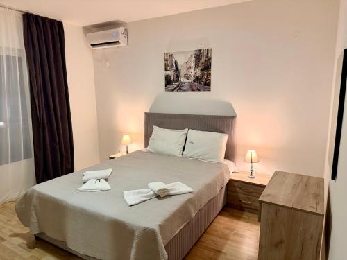 M apartment 3 في بار: غرفة نوم بها سرير عليه منشفتان