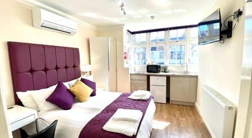 Giường trong phòng chung tại Crompton Guest House