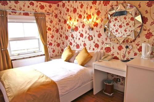 Giường trong phòng chung tại Crompton Guest House