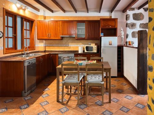 Kuchyň nebo kuchyňský kout v ubytování Casa La Caldereta Gran Canaria