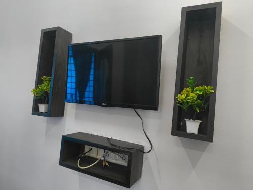 TV a/nebo společenská místnost v ubytování Sara Residency