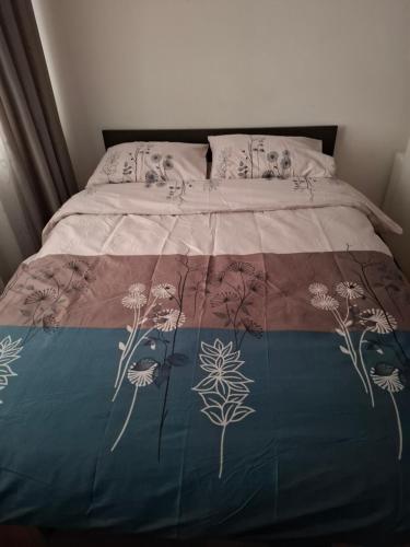 Butas Putinuose في أليتس: سرير مع لحاف عليه ورد