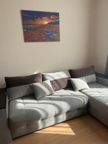 - un canapé dans le salon orné d'une peinture murale dans l'établissement Sunny day 5, à Tŭnkovo