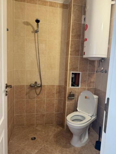 une salle de bain avec toilettes et douche dans l'établissement Sunny day 5, à Tŭnkovo