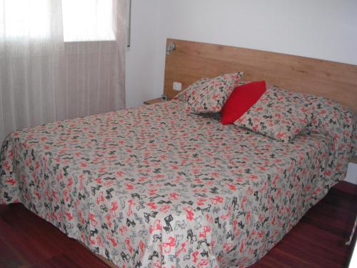 クニットにあるDel Rodriguezのベッドルーム1室(赤い枕付きのベッド1台付)