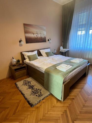 een slaapkamer met een groot bed en een tapijt bij Il Teatro in Oradea