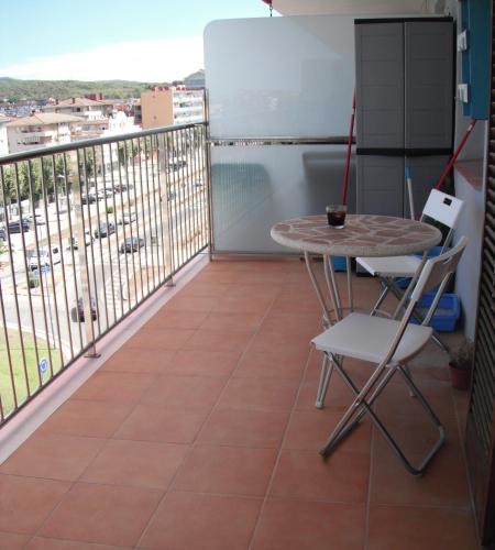 balcón con mesa, sillas y vistas en Del Rodriguez, en Cunit