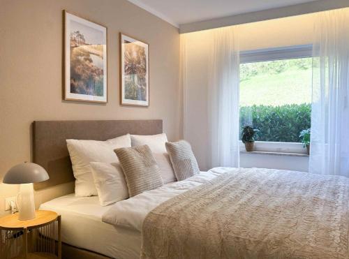 En eller flere senge i et værelse på Cosy Getaway mit Schwimmbad und Sauna