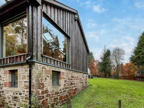 The Mill في West Linton: مبنى من جهه نافذه