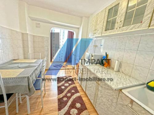 una cucina con due letti e un tavolo in una stanza di Apartament Calea Severinului - 2 camere a Craiova