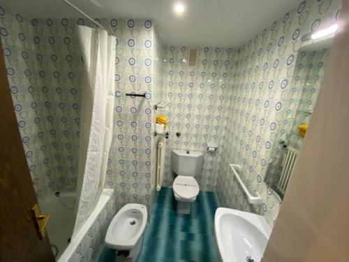 un bagno con un water bianco e un lavandino di Casa Tere Panticosa a Panticosa