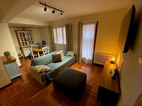 un soggiorno con un divano blu e un tavolo di Casa Tere Panticosa a Panticosa