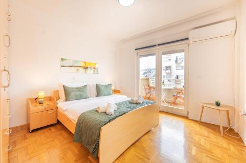 Ένα ή περισσότερα κρεβάτια σε δωμάτιο στο Lihnidos Home Lakefront 2BR 2Bath 2 Balconies