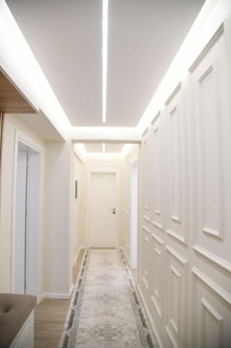 ドゥラスにあるVilla Royaleの白い壁と白いドアのある廊下