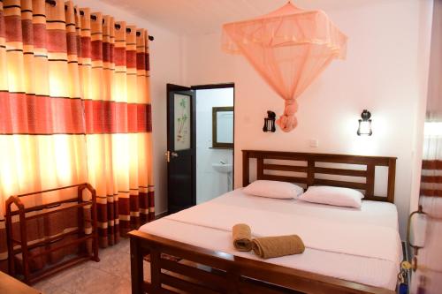 Guesthouse Kind and Love في هيكادوا: غرفة نوم مع سرير وحمام