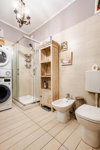 a bathroom with a shower toilet and a sink at Casa Noè - Trilocale - Centro - Wifi - Spazioso Terrazzo in Ravenna