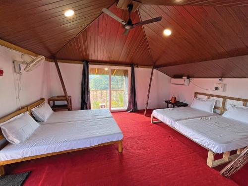 En eller flere senge i et værelse på Mitraay Agro Resort - Vedbhoomi