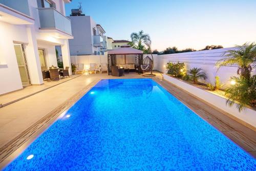 Hubstay - Blue Harmony Villa in Protaras - 5 min Walk to the Beach