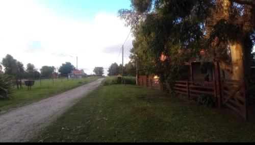 Sueño magico في شابادمالال: طريق ترابي مع سياج بجانب ميدان