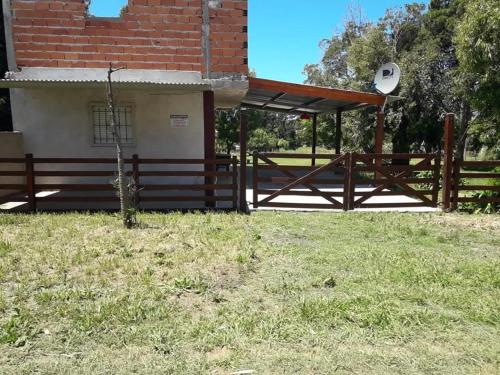 Sueño magico في شابادمالال: سور خشبي أمام مبنى