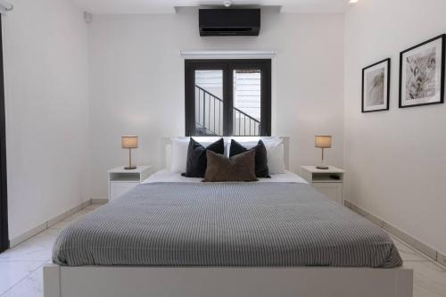 Ένα ή περισσότερα κρεβάτια σε δωμάτιο στο Kakopetria Luxury Villa w pool