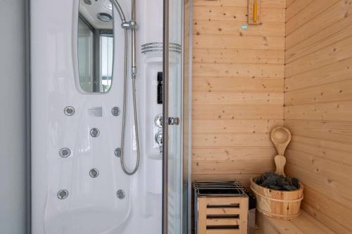 Ένα μπάνιο στο Kakopetria Luxury Villa w pool