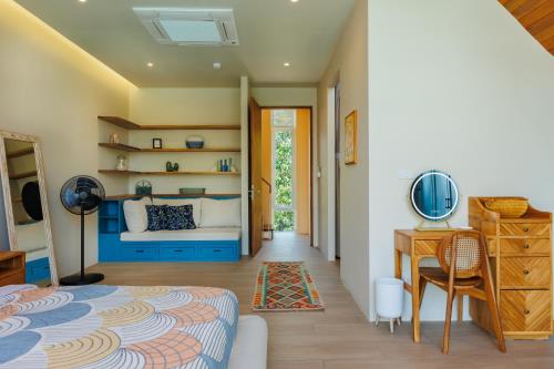 een slaapkamer met een bed en een bureau bij Luxury Villa - Pool - Gym - Steam Room - Garden in Ko Pha Ngan
