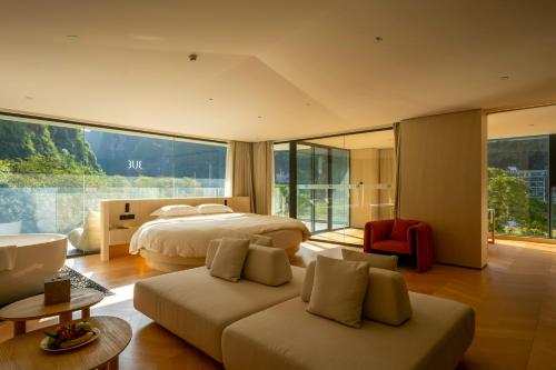 ein Schlafzimmer mit zwei Betten und einer Couch in der Unterkunft TUI Blue Yangshuo Xiangheli Hotel in Yangshuo