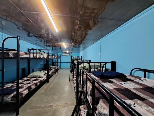 une chambre avec quatre lits superposés dans une pièce dans l'établissement Backpackers Inn, à Panaji