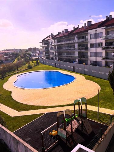 ein großer Pool in der Mitte eines Gebäudes in der Unterkunft 2-bedroom apartment with pool, 5-minute walk to the beach in São Martinho do Porto