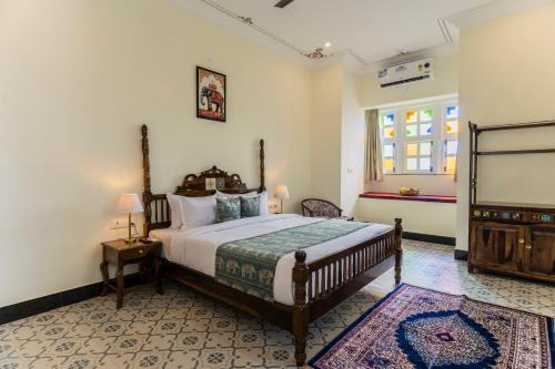 NāiAryavarta A Boutique Abode的一间卧室，配有一张大床和一扇窗户。