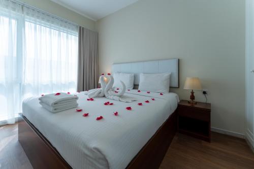 Una cama o camas en una habitación de Havana Holiday Homes in Al Garhoud