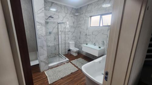 Et badeværelse på Casa lux boutique guest house