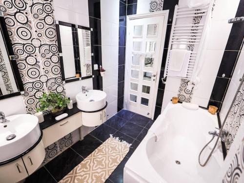 Ванная комната в Le Vert Panoramique, a green haven with terrace