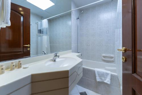 Un baño de Havana Holiday Homes in Al Garhoud