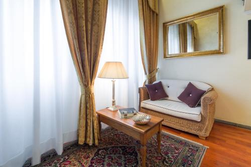 sala de estar con sofá y mesa en Old Tower Ponte Vecchio Suite, en Florencia