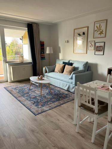 a living room with a couch and a table at NEU - Moderner Landhausstil nahe Düsseldorf, Messe, DUS in Kaarst