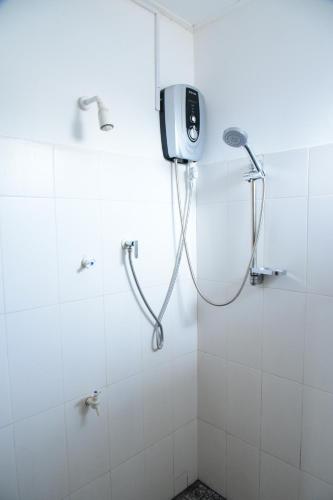 Guesthouse Kind and Love في هيكادوا: حمام مع دش مع كاميرا على الحائط