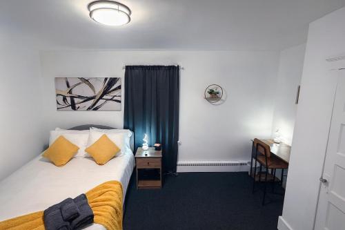 Ένα ή περισσότερα κρεβάτια σε δωμάτιο στο Bachi - Private Room 1 with Parking, Desk & Fast WiFi near Yale, Quinnipiac, SCSU & Hospitals