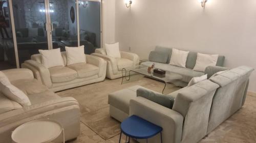 Een zitgedeelte bij Liora Inside Al Dana beach Resort